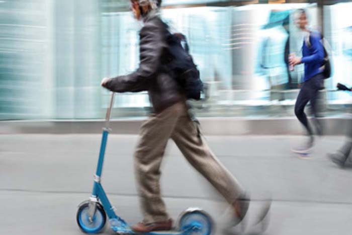 persona desplaçant-se en patinet al treball