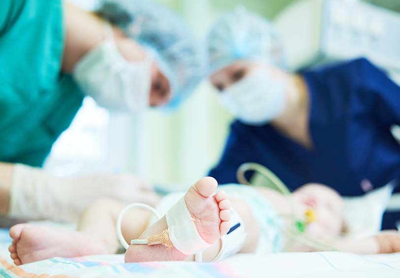 Imagen de medicos con recién nacido