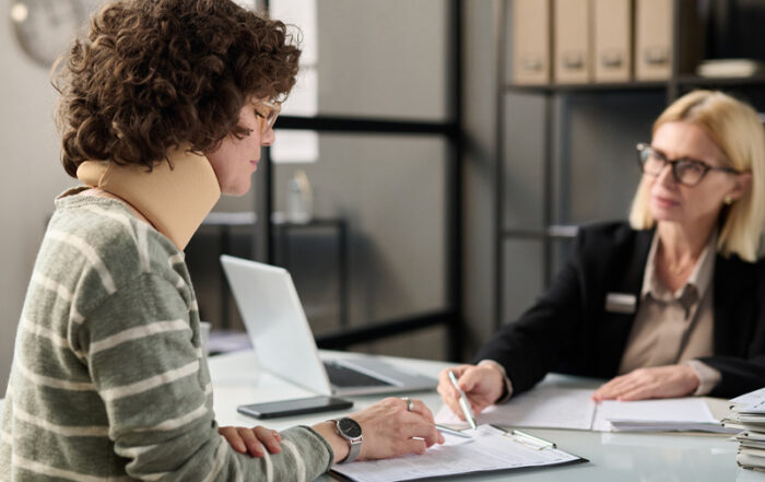 Imatge d'una noia signant la baixa per accident laboral en la pausa de l'entrepà.