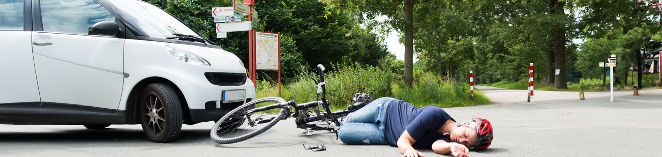 Imatge d'un atropellament a ciclista per un cotxe.