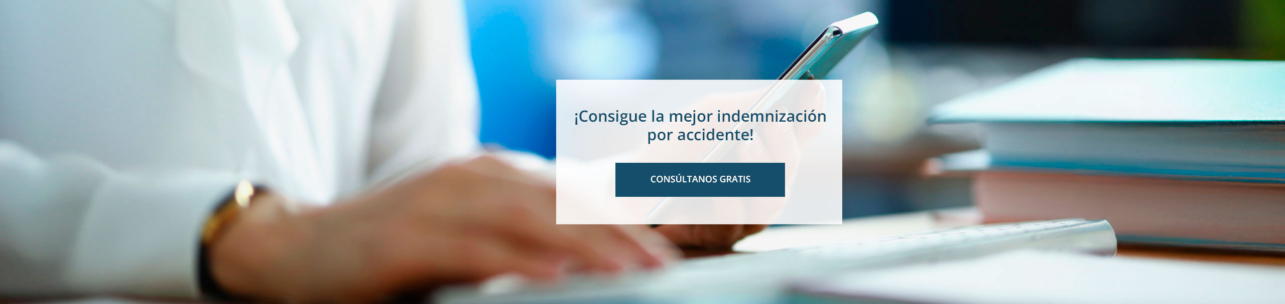 Persona calculando su indemnización por accidente de tráfico desde el móvil
