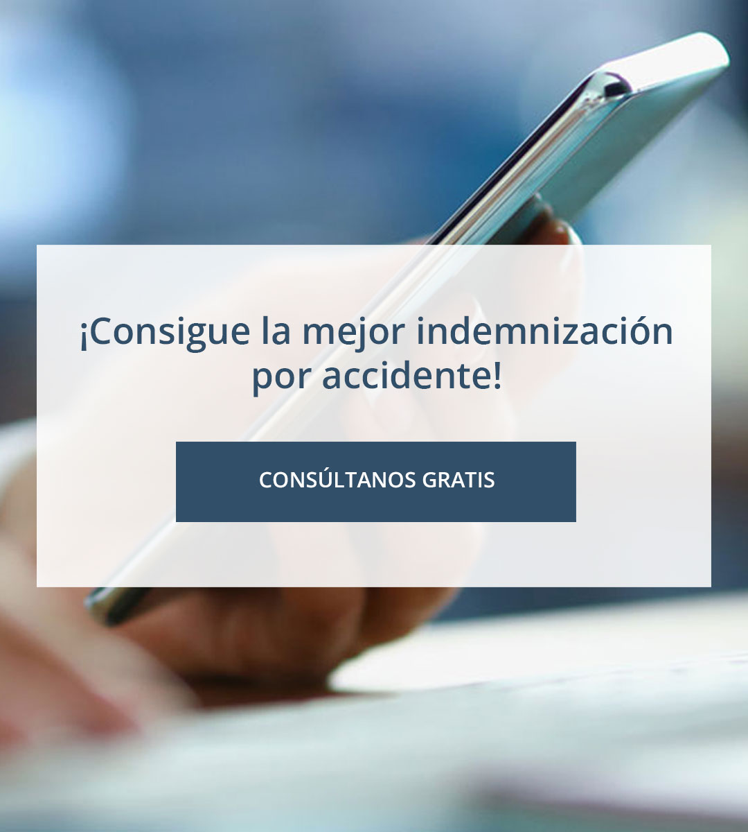 Persona calculando su indemnización por accidente de tráfico desde el móvil